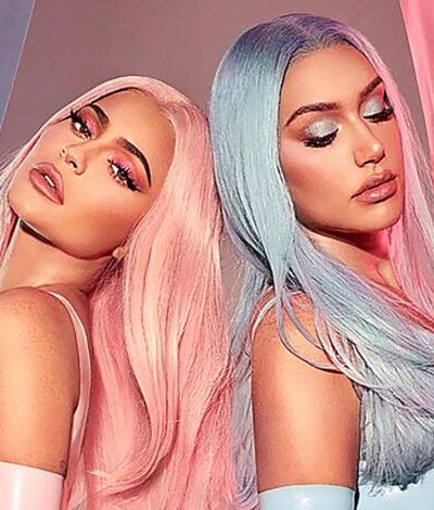 Kylie Jenner cùng bạn thân hợp tác ra mắt BST trang điểm mới
