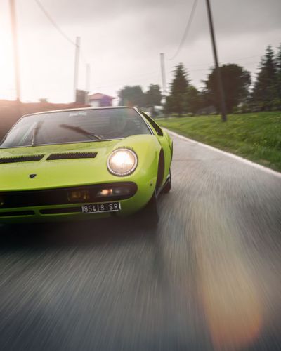 Lamborghini Miura mẫu xe đầu tiên được trang bị động cơ V12 đặt giữa