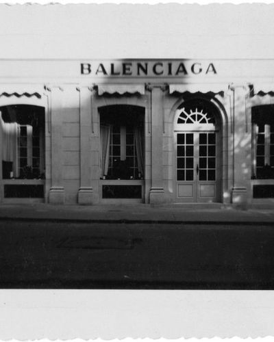 Balenciaga mở cửa flagship haute couture đầu tiên tại Paris