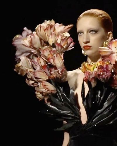 Schiaparelli Haute Couture Fall Winter 2022/2023: Thế giới siêu thực