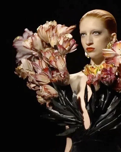 Schiaparelli Haute Couture Fall Winter 2022/2023: Thế giới siêu thực