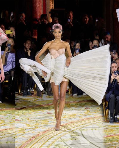 Viktor & Rolf Haute Couture 23: Nghệ thuật phô diễn mặc như không