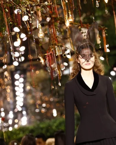 Không khí Halloween cùng Christian Dior Couture Spring 2017 lịch sử