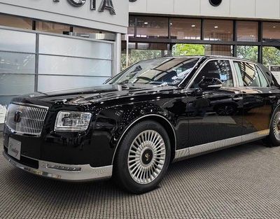 Ngắm vẻ đẹp 'cổ kính' của Toyota Century 2024