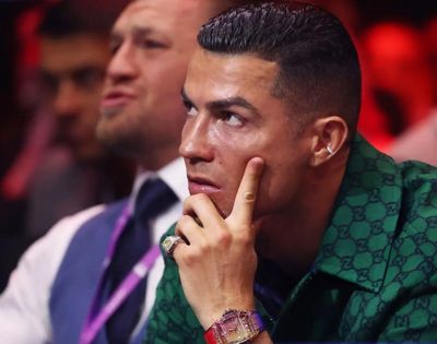 Ronaldo lái siêu xe tiền tỷ, đeo nhẫn kim cương khi cùng cậu cả đi dự sự kiện