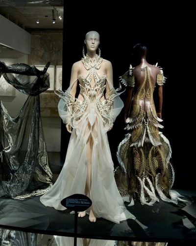 Triển lãm “Iris van Herpen: Sculpting the Senses” ở bảo tàng Pháp