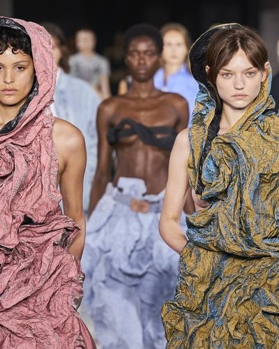 Y/Project Spring 2024 bản phối mix&match vô cùng bất thường của Glenn Martens