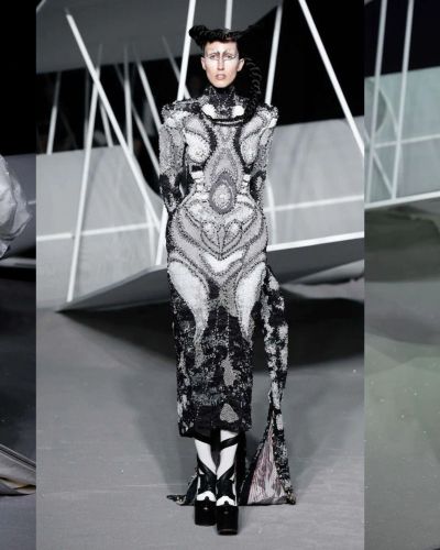 BST Thom Browne Thu Đông 23 kể chuyện trên sàn diễn nghệ thuật