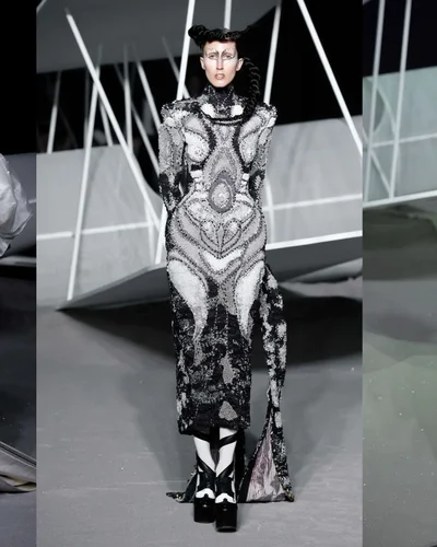 BST Thom Browne Thu Đông 23 kể chuyện trên sàn diễn nghệ thuật
