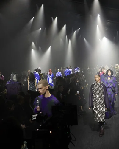 DANIEL LEE TRÌNH LÀNG BST ĐẦU TAY CHO BURBERRY