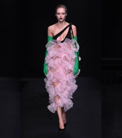 Valentino Haute Couture Xuân Hè 2023 vũ trụ may đo thủ công cao cấp