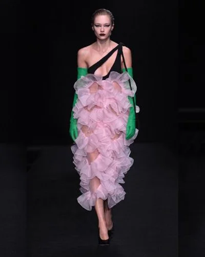 Valentino Haute Couture Xuân Hè 2023 vũ trụ may đo thủ công cao cấp