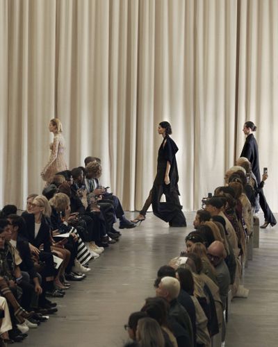 BST Burberry Xuân Hè 2023 bảng màu mới trên sàn catwalk