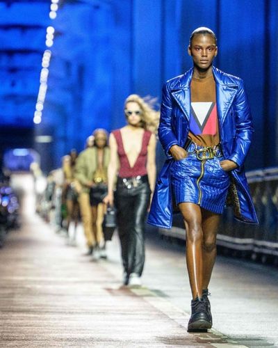 Louis Vuitton Pre-Fall 2023: Đổi mới để hướng về đương đại