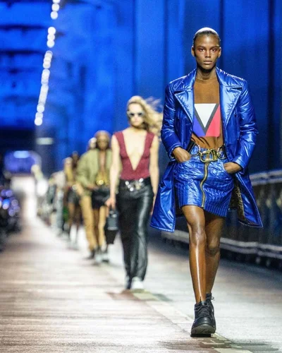 Louis Vuitton Pre-Fall 2023: Đổi mới để hướng về đương đại