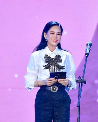 Doanh nhân Lê Hồng Thủy Tiên cuốn hút trong mọi khoảnh khắc tại Đẹp Awards 2023