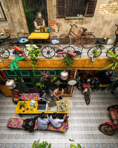 Tìm 'ngọc quý' trong rác tái chế tại quán cafe giữa lòng phố cổ