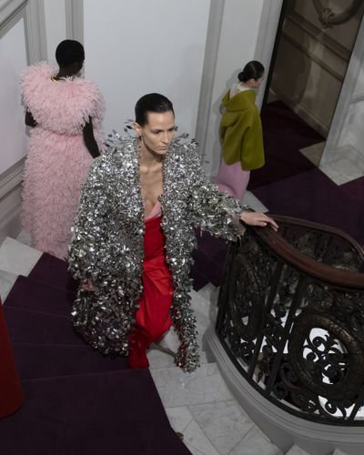 Show diễn Valentino Haute Couture 2024 phản chiếu văn hoá hiện tại
