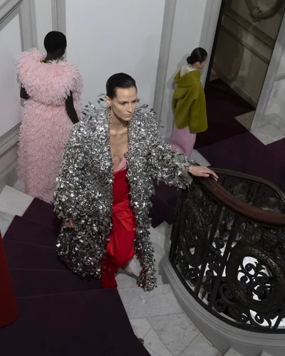 Show diễn Valentino Haute Couture 2024 phản chiếu văn hoá hiện tại