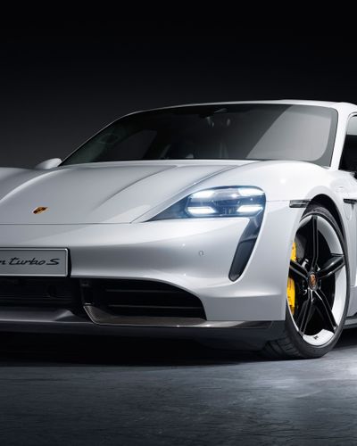 Porsche Taycan khiến Tesla Model S "hít khói toàn tập" trên đường đua Nürburgring