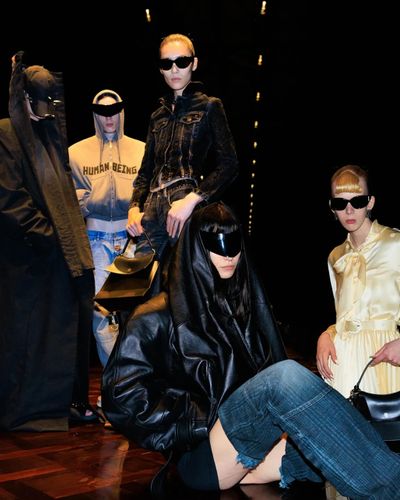 BST Balenciaga Xuân Hè 2025: Trở về điểm khởi nguồn cảm hứng sáng tạo của Demna
