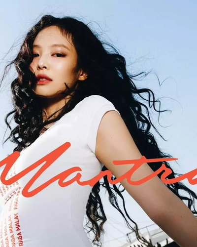 Jennie táo bạo và thanh lịch trong trang phục của Chanel