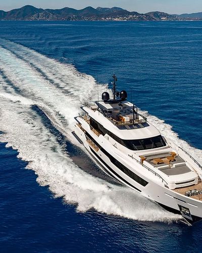 Có gì trên siêu du thuyền Custome Line 140 - flagship mới nhất của Ferretti?