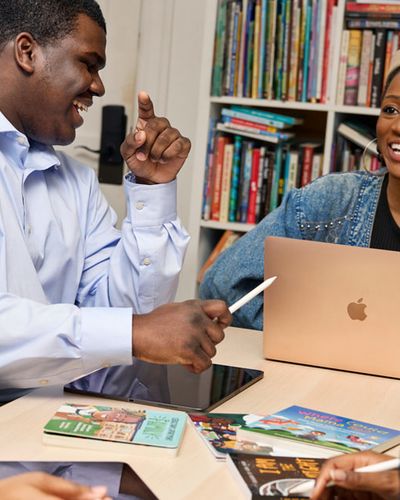 Apple công bố Bộ Sưu Tập Black Unity 2024 nhằm hỗ trợ các tổ chức nhận được tài trợ truyền cảm hứng cho sự kiên cường và khả năng sáng tạo