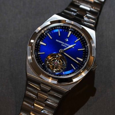 Cận cảnh đồng hồ Vacheron Constantin Overseas Tourbillon 6000V thép không gỉ