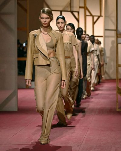 Xuân - Hè 2025: Hermès tái định nghĩa gợi cảm với chất liệu da