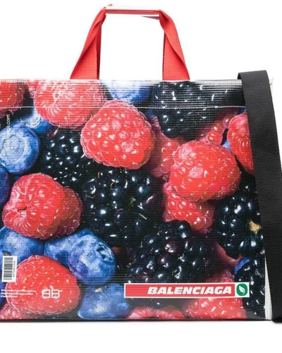 Túi 'đi chợ' 2.700 USD của Balenciaga bị chê thậm tệ