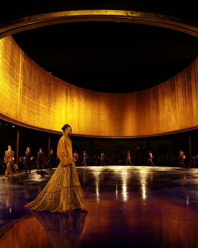 BST Saint Laurent Xuân Hè 2025: Quyền năng của “power dressing”