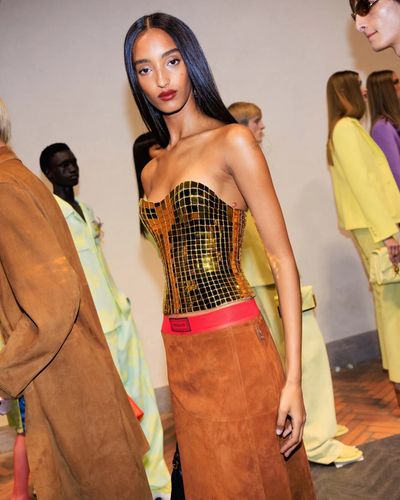 BST Versace Xuân Hè 2025: Tuyên ngôn của tự do & sự sáng tạo không giới hạn