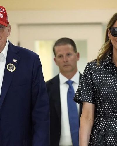 Vợ ông Trump mặc váy Dior cũ trong ngày bầu cử
