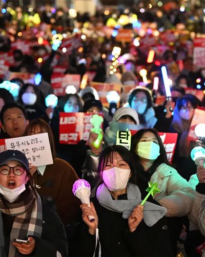 K-pop biến biểu tình ở Hàn Quốc thành đại nhạc hội