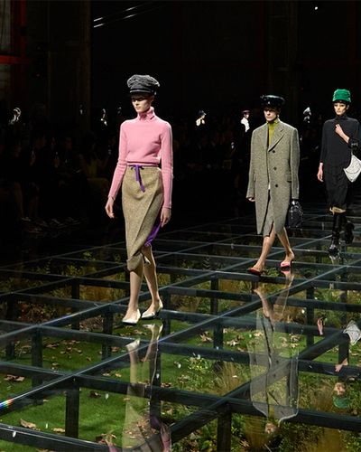 BST Prada thu-đông 2024 : Cuộc trò chuyện lãng mạn với lịch sử