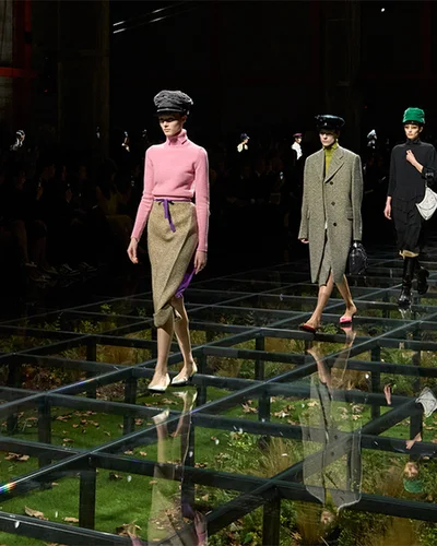 BST Prada thu-đông 2024 : Cuộc trò chuyện lãng mạn với lịch sử