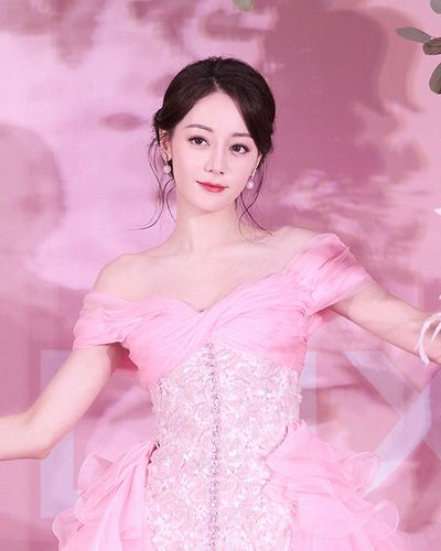 Địch Lệ Nhiệt Ba liên tục diện haute couture trong năm 2024