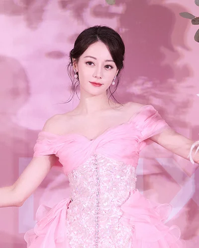 Địch Lệ Nhiệt Ba liên tục diện haute couture trong năm 2024