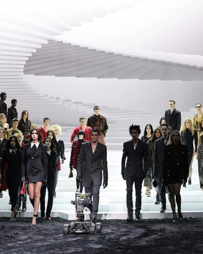 BST Versace thu đông 2024: dấu gạch nối giữa cội nguồn truyền thống và rung cảm nổi loạn đương đại