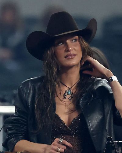 Bella Hadid lăng-xê phong cách cao bồi, lan tỏa tình yêu với ngựa
