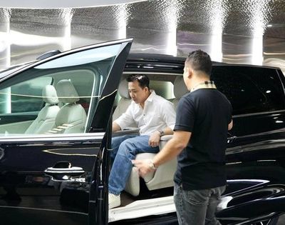 Làm phim bội thu, Trấn Thành tậu thêm Volkswagen Viloran mới nhập từ Trung Quốc