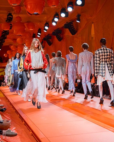 Louis Vuitton SS24 RTW: Chuyến đi quyến rũ trên đại lộ Champs-Elysées