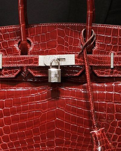 Các thương hiệu thời trang xa xỉ tăng giá nhưng vẫn cháy hàng. Lý do vì đâu?
