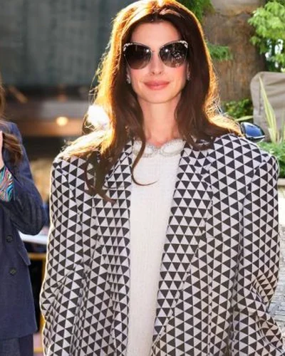 Điều gì làm nên phong cách sang trọng của Anne Hathaway ở độ tuổi 41?