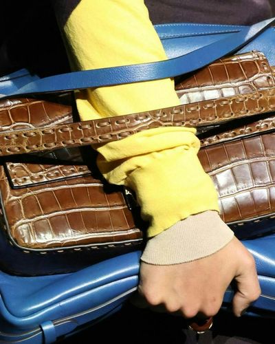 Đã đến lúc trở nên thời thượng hơn với 2 chiếc túi cùng một lúc