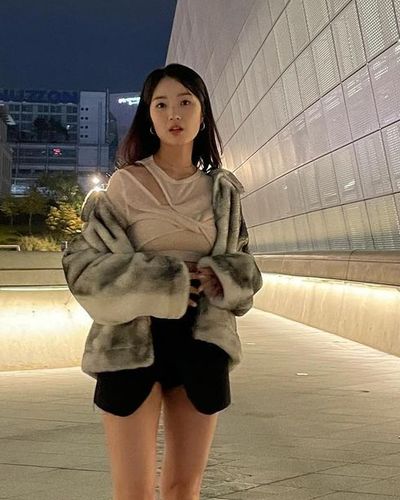 Gu thời trang sành điệu như "gái đôi mươi" của nữ chính “Cõng anh mà chạy” Kim Hye Yoon