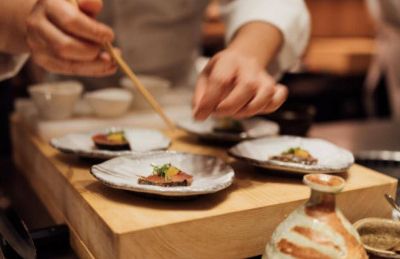 Omakase: Khi giới trẻ chi cả tháng lương cho một bữa ăn không được chọn món, mỗi phần chỉ bé bằng ngón tay