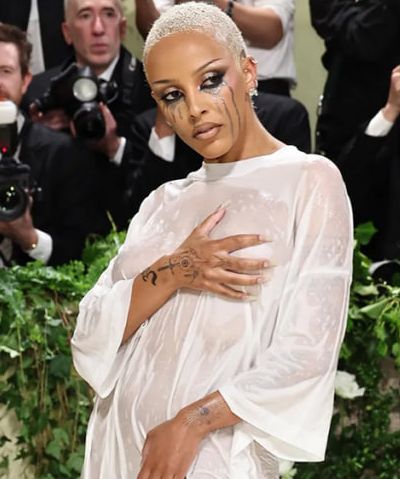 Doja Cat quấn khăn tắm, mặc đồ ướt dự Met Gala 2024