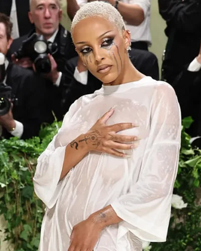 Doja Cat quấn khăn tắm, mặc đồ ướt dự Met Gala 2024
